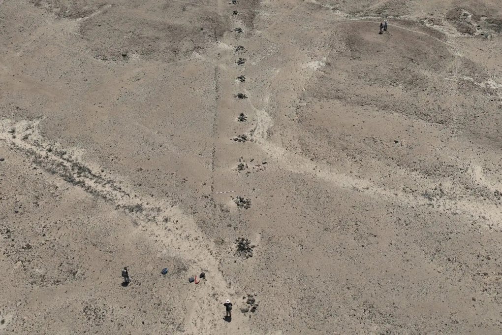 Según reportó Andina, el principal hallazgo es un geoglifo que, aunque no sería completamente inédito, no había sido estudiado en relación directa con la sociedad Chimú. Según el arqueólogo sanmarquino, este geoglifo —un camino ritual— conecta el asentamiento fortificado de Cerro Lescano con los campos de cultivo y se extiende en línea recta hacia el Cerro Tres Cruces