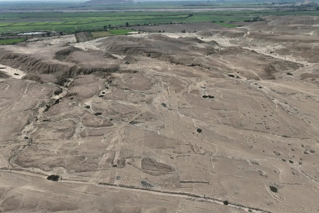 Un segundo hito de esta investigación es el que ha permitido establecer que no se trata de sitios aislados, sino de un gran complejo arqueológico que abarca más de 100 hectáreas.