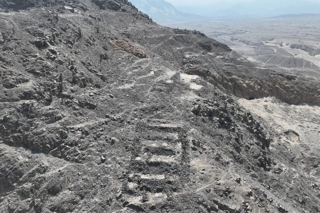 El hallazgo no solo amplía el conocimiento sobre la sociedad chimú, sino que aporta nuevas evidencias sobre la compleja relación entre producción agrícola, poder político y ritualidad en la costa norte del Perú.