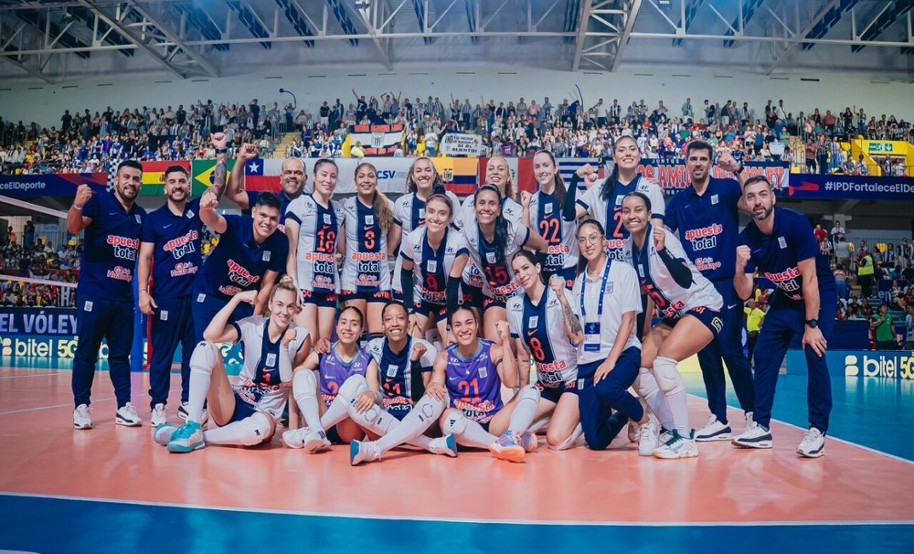 La postal tras el triunfo en el polideportivo Lucha Fuentes, del distrito de Villa El Salvador, donde en su mayoría eran hinchas de Alianza.