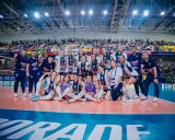 La postal tras el triunfo en el polideportivo Lucha Fuentes, del distrito de Villa El Salvador, donde en su mayoría eran hinchas de Alianza.