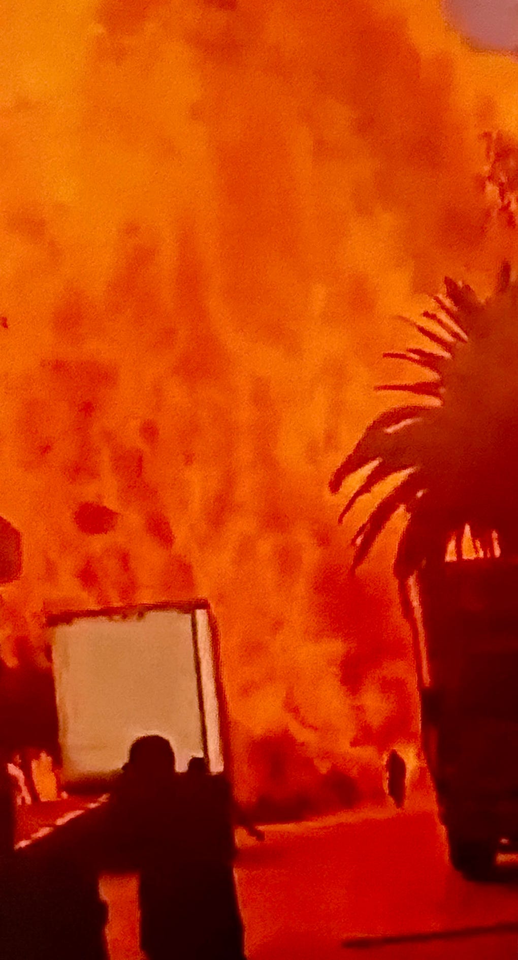 Según explicó el gobernador de la Región Metropolitana, Claudio Orrego, la hipótesis inicial apunta a una fuga en alguna de las válvulas del camión y que, por alguna razón, se produjo una chispa que explotó en toda una nube de gas.