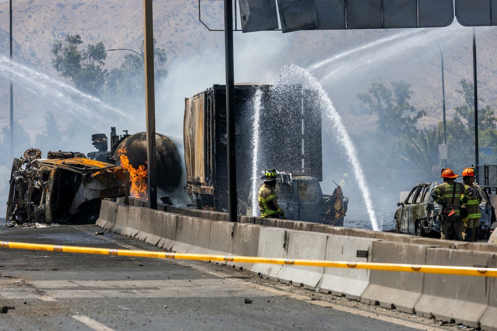Debido al fatal incidente, el tránsito en la carretera está interrumpido hasta este viernes.