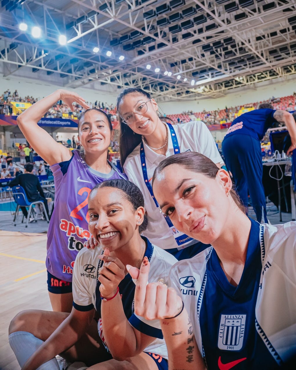 Sandra Ostos y sus demás compañeras.