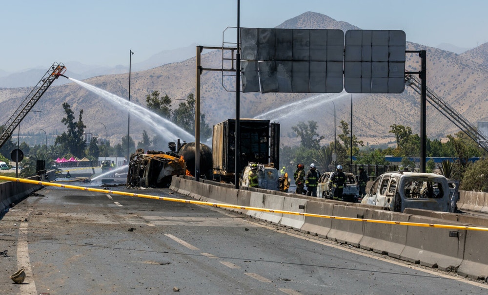 La explosión sucedió en la intersección de la autopista más importante del país, la Ruta 5, con una secundaria y generó un gran incendio que alcanzó a otros siete vehículos, que a la misma hora iban transitando por la autopista, y también un desguace de vehículos, informó la policía chilena.