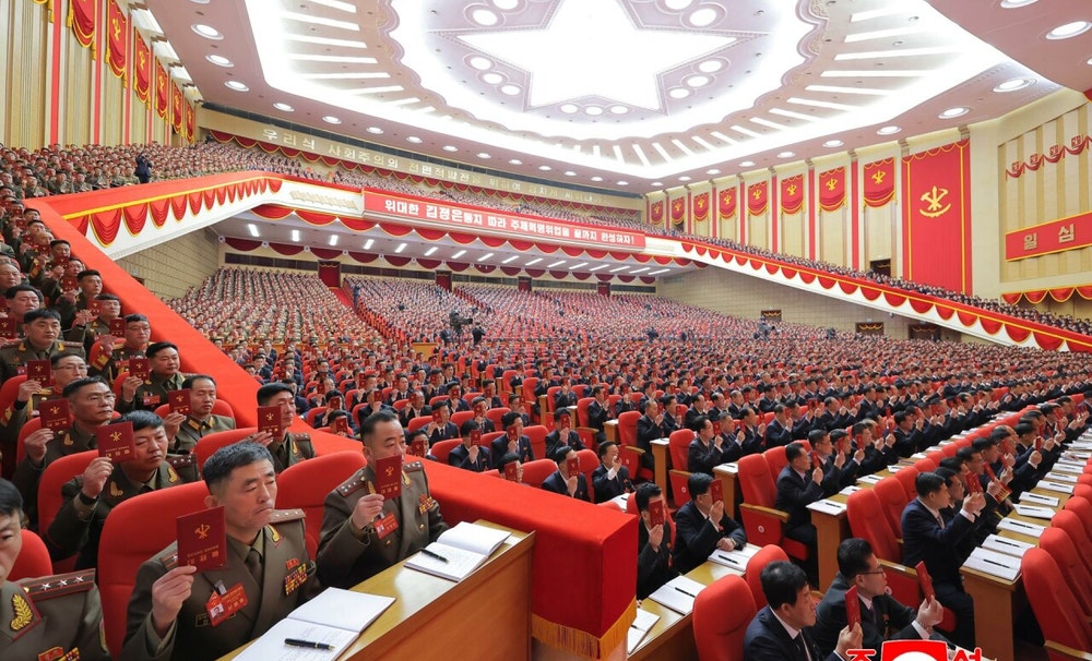 El noveno Congreso del Partido de los Trabajadores, máximo órgano de decisión del régimen, congregó en su inauguración el jueves a casi 5 000 participantes y 2 000 observadores según KCNA.