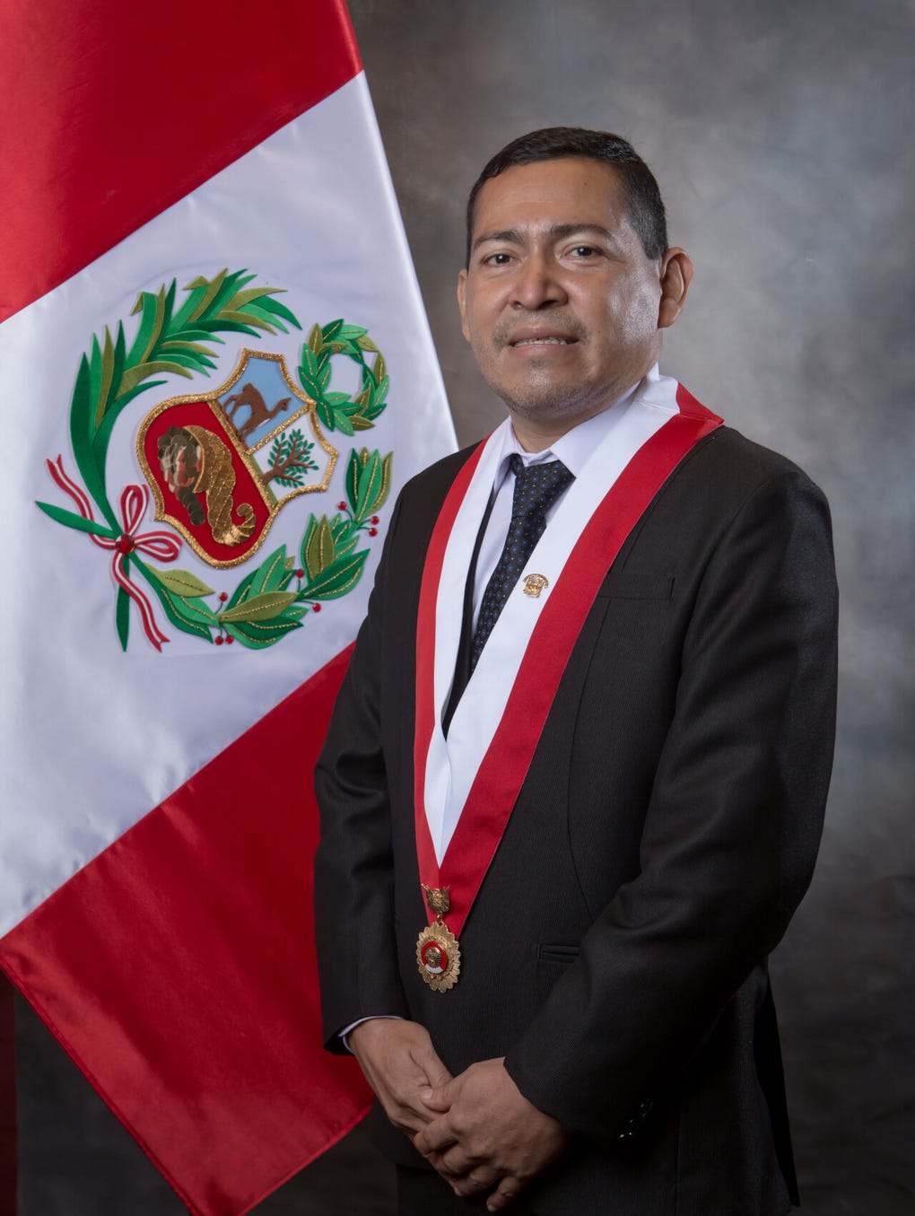 El <a href=https://rpp.pe/peru/cusco/hitler-saavedra-policia-no-hallo-signos-de-violencia-en-la-habitacion-ni-en-el-cuerpo-del-congresista-noticia-1584732 data-mce-href=https://rpp.pe/peru/cusco/hitler-saavedra-policia-no-hallo-signos-de-violencia-en-la-habitacion-ni-en-el-cuerpo-del-congresista-noticia-1584732>legislador Hitler Saavedra (Somos Perú)</a> falleció a los 46 años en la ciudad del Cusco. El 17 de septiembre de 2024, la Policía encontró su cuerpo sin vida el hotel Saphi, ubicado a dos cuadras de la Plaza Mayor del Cusco.