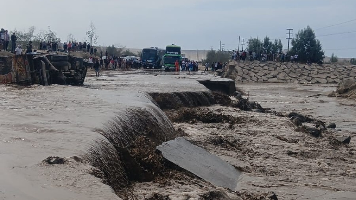 Ica: vehículos quedan varados en el kilómetro 337 de la Panamericana Sur por colapso de la vía
