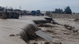 Ica: vehículos quedan varados en el kilómetro 337 de la Panamericana Sur por colapso de la vía