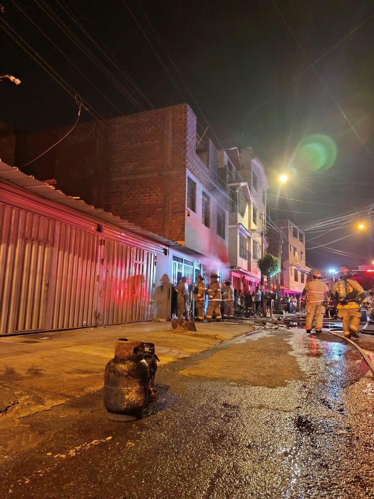 Una veintena de bomberos trabajó en la extinción del incendio.