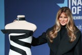 La primera dama de Estados Unidos, <strong>Melania Trump</strong>, donó este viernes el vestido negro y marfil que llevó en la gala de la segunda investidura de su esposo, el presidente <strong>Donald Trump</strong>.