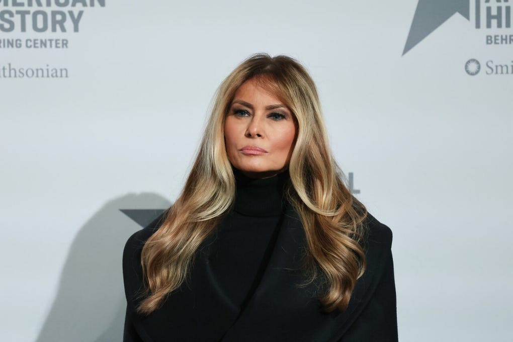 El diseñador también trabajó con la exmodelo de origen esloveno en los atuendos que lució en la primera toma de posesión de <strong>Trump</strong> en 2017.