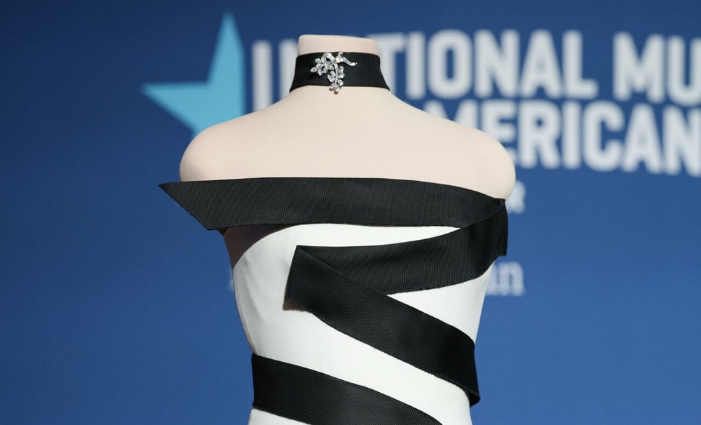 El traje sin tirantes de crepé de seda marfil, rematado con gazar de seda negra, fue diseñado por el franco-estadounidense Hervé Pierre.