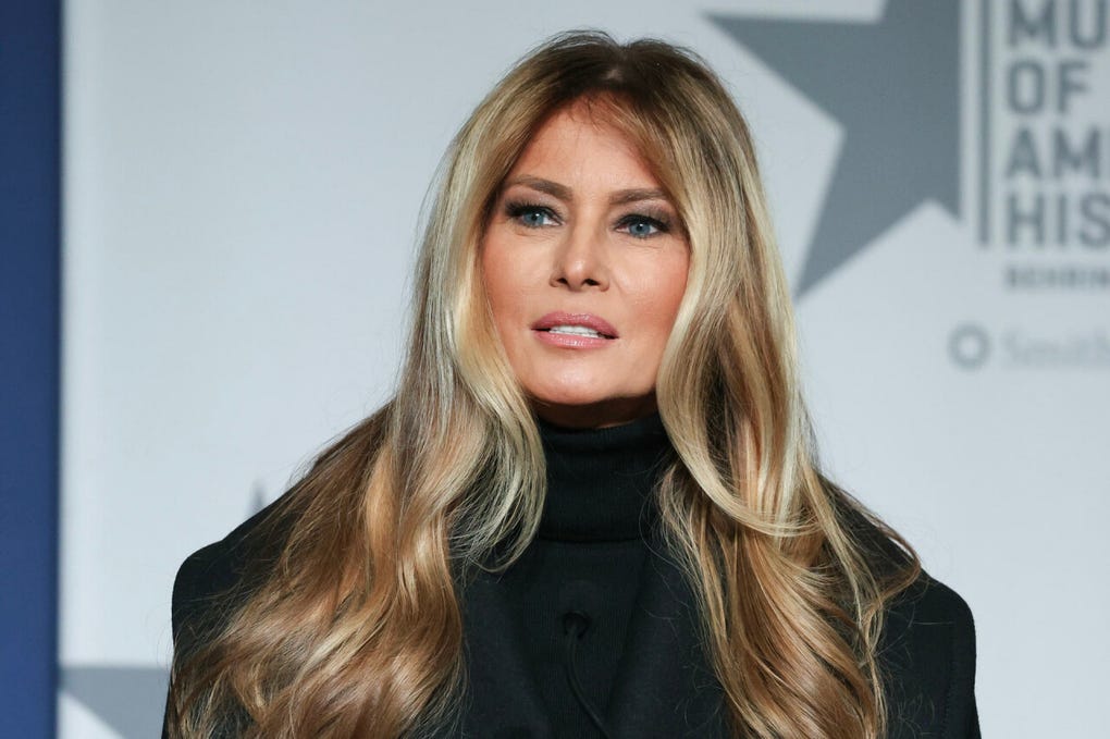 La tradición de donar al Smithsonian una pieza del vestuario escogido por una primera dama para asistir a la ceremonia de toma de posesión de su esposo como presidente de EE.UU. se ha mantenido por más de un siglo desde su inicio en 1912.