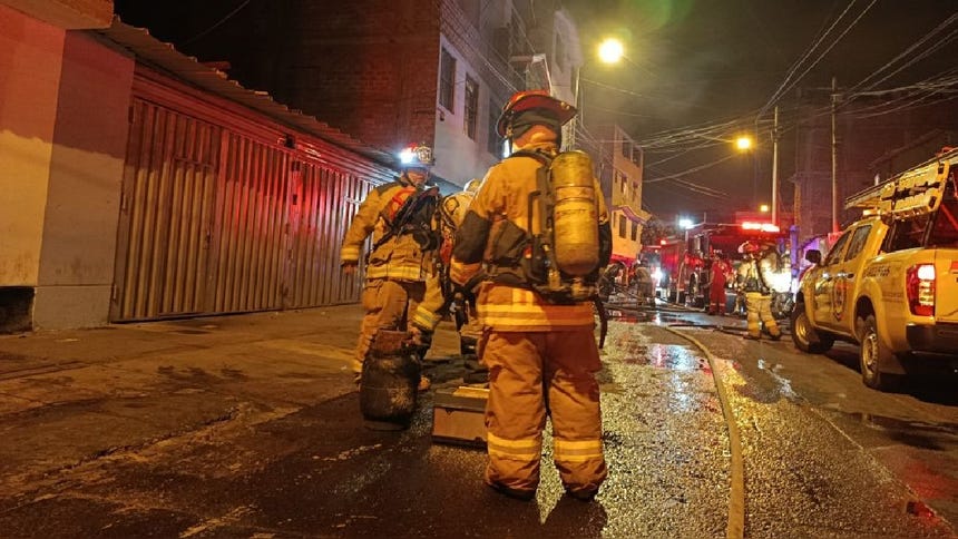 Los bomberos lograron controlar el incendio tras varias horas de labor.