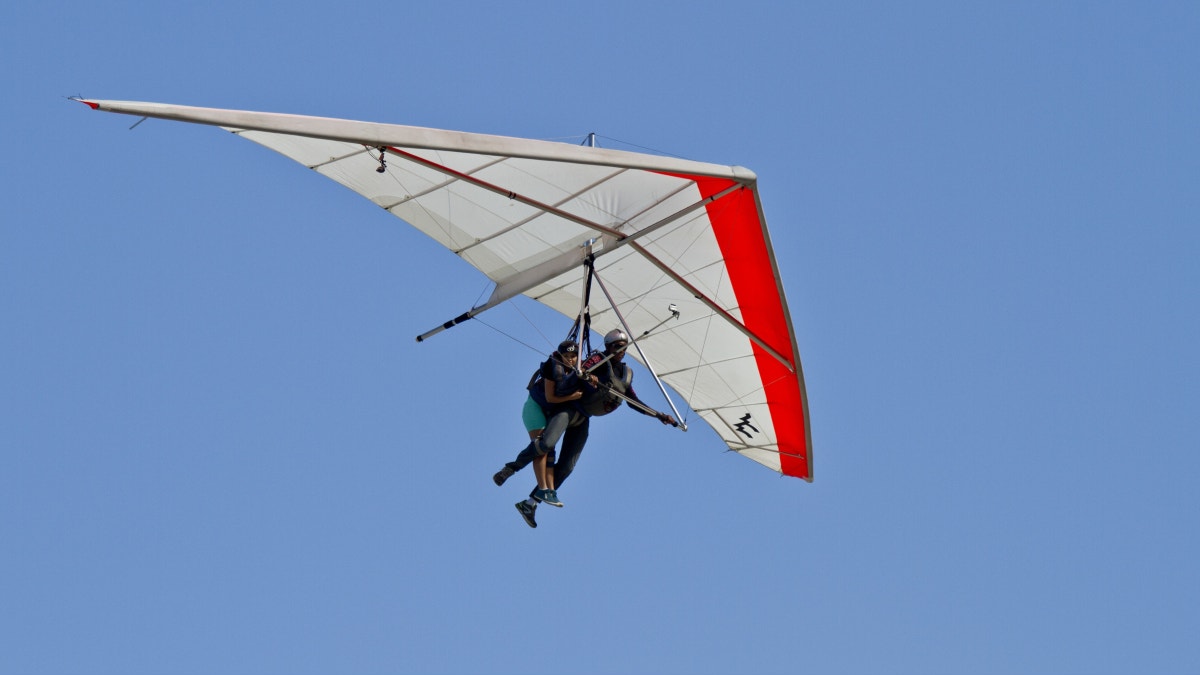 Brasil: una turista de EE.UU. y un instructor mueren al caer de un ala delta en una playa de Río