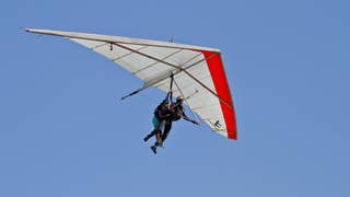 Brasil: una turista de EE.UU. y un instructor mueren al caer de un ala delta en una playa de Río