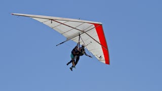 Brasil: una turista de EE.UU. y un instructor mueren al caer de un ala delta en una playa de Río