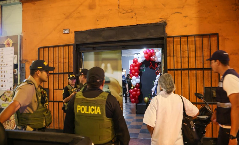 Las autoridades intervinieron locales clandestinos que operaban bajo la fachada de centros de masajes, donde presuntamente se ejercía la prostitución de manera informal.