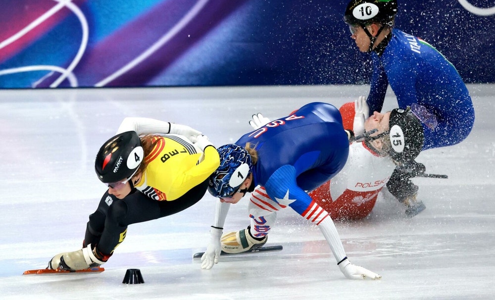 Durante la carrera, se registró una caída múltiple en una curva del trazado, en la que la cuchilla del patín de una de las participantes impactó de lleno en el rostro de Kamila Sellier.