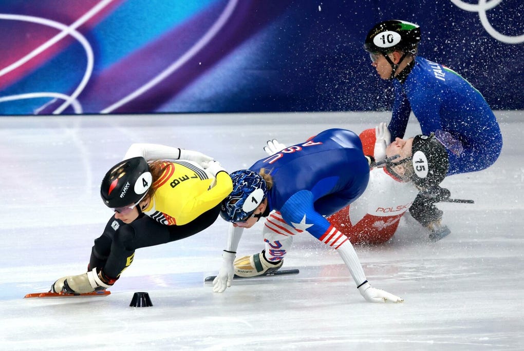 Durante la carrera, se registró una caída múltiple en una curva del trazado, en la que la cuchilla del patín de una de las participantes impactó de lleno en el rostro de Kamila Sellier.