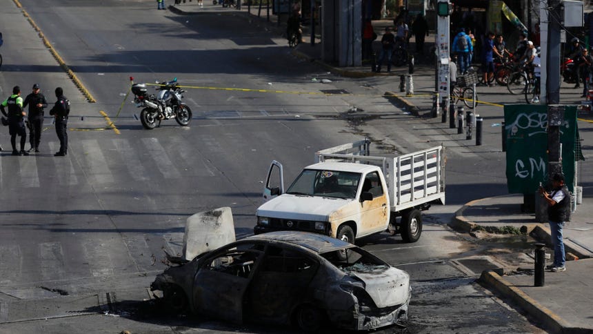 Supuestos integrantes del crimen organizado bloquearon distintas vías de los estados de Jalisco y Michoacán (oeste de México) con vehículos incendiados, en medio de enfrentamientos con fuerzas federales de seguridad que realizaban un operativo en la zona, según reportaron las autoridades.