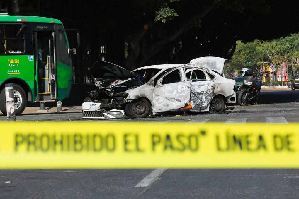 La Secretaría de Seguridad Pública de <strong><a href=https://rpp.pe/mundo/mexico/detencion-de-yesenia-mendez-por-asesinato-de-carlos-manzo-en-uruapan-implicacion-con-cjng-y-detalles-del-caso-en-michoacan-noticia-1671028 data-mrf-link=https://rpp.pe/mundo/mexico/detencion-de-yesenia-mendez-por-asesinato-de-carlos-manzo-en-uruapan-implicacion-con-cjng-y-detalles-del-caso-en-michoacan-noticia-1671028 data-mrf-recirculation-id=Links artículo_3 data-mce-href=https://rpp.pe/mundo/mexico/detencion-de-yesenia-mendez-por-asesinato-de-carlos-manzo-en-uruapan-implicacion-con-cjng-y-detalles-del-caso-en-michoacan-noticia-1671028>Michoacán</a> </strong>informó, por su parte, que se mantienen acciones operativas en diferentes puntos del estado para restablecer la vialidad ante bloqueos carreteros.