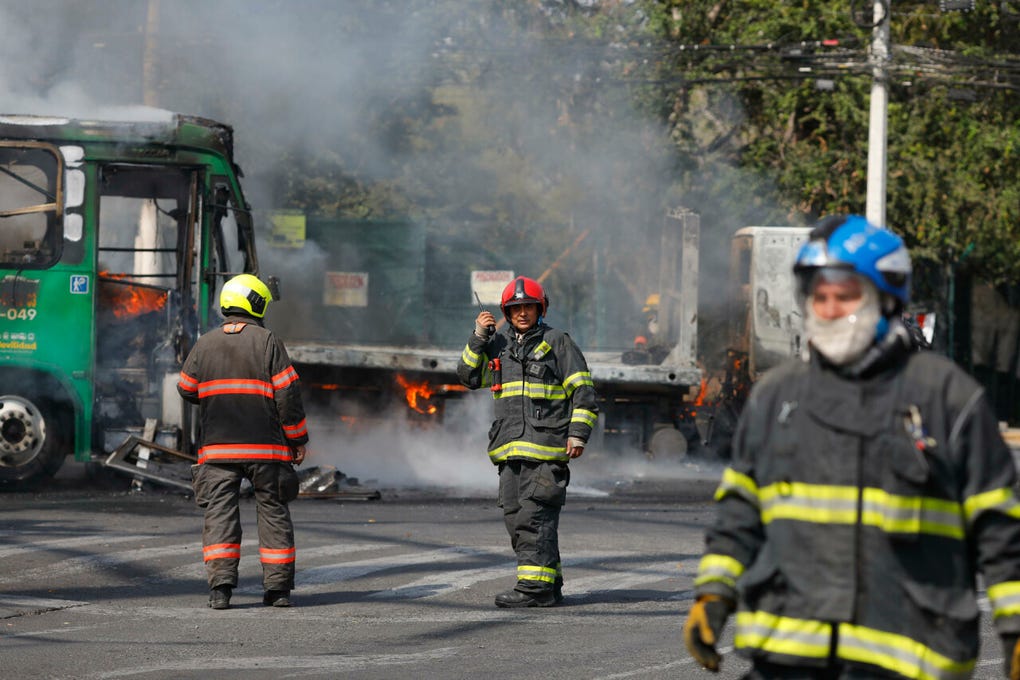 Integrantes del Cuerpo de Bomberos de Guadalajara realizan labores para extinguir el incendio de un vehículo este domingo, en Guadalajara (México).