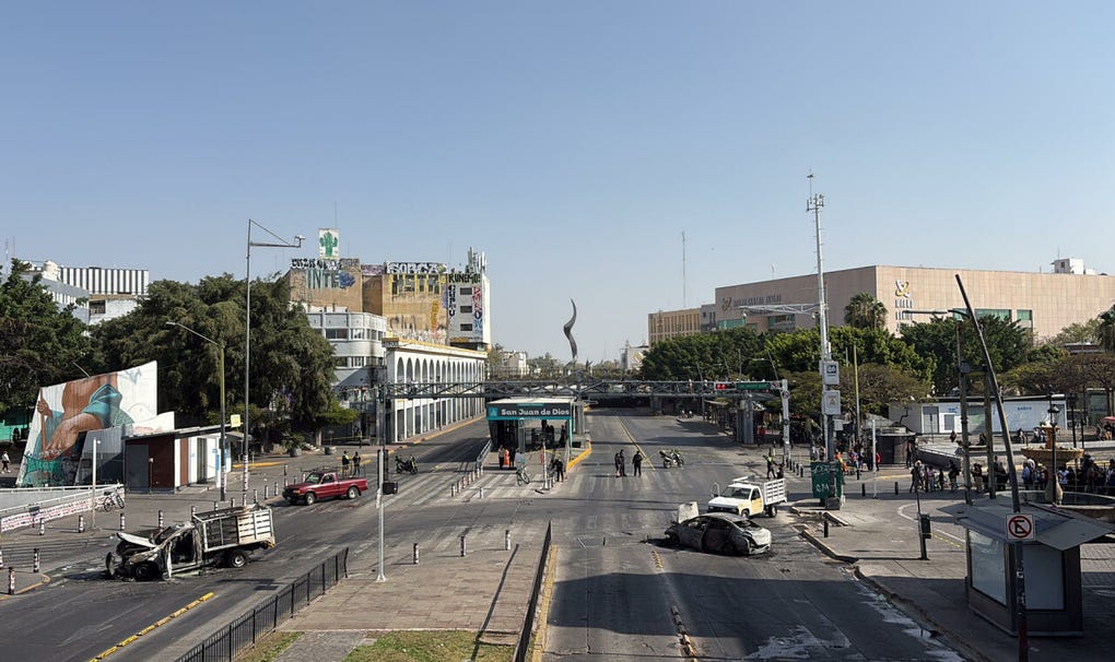 En varios puntos de <strong>Jalisco</strong>, medios locales reportaron vehículos incendiados y bloqueos de carreteras, principalmente en la región sur del estado, tras un operativo en Tapalpa. En Michoacán, autoridades reportaron incidentes similares, con bloqueos y quema de vehículos en algunas vialidades.