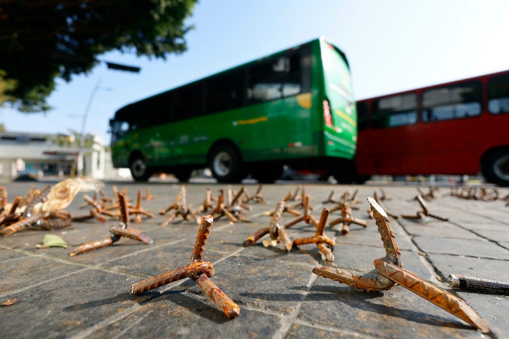 Fotografía que muestra objetos metálicos bloqueando el transito de vehículos este domingo, en una vía de Guadalajara (México). Supuestos integrantes del crimen organizado bloquearon distintas vías de los estados de Jalisco y Michoacán (oeste de México) con vehículos incendiados, en medio de enfrentamientos con fuerzas federales de seguridad que realizaban un operativo en la zona, según reportaron las autoridades
