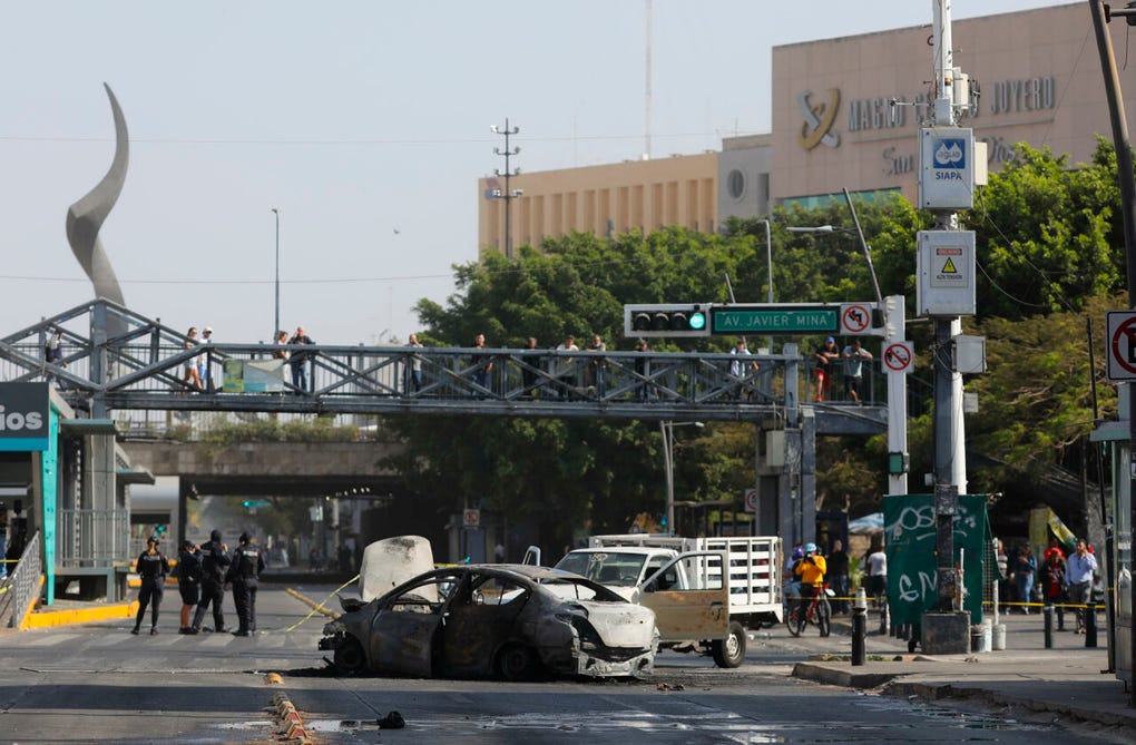 Supuestos integrantes del crimen organizado bloquearon distintas vías de los estados de <strong><a href=https://rpp.pe/usa/actualidad/fundacion-jalisco-usa-el-programa-que-reunifica-familias-tras-decadas-de-separacion-estados-unidos-rppusa-noticia-1623160 data-mrf-link=https://rpp.pe/usa/actualidad/fundacion-jalisco-usa-el-programa-que-reunifica-familias-tras-decadas-de-separacion-estados-unidos-rppusa-noticia-1623160 data-mrf-recirculation-id=Links artículo_0 data-mce-href=https://rpp.pe/usa/actualidad/fundacion-jalisco-usa-el-programa-que-reunifica-familias-tras-decadas-de-separacion-estados-unidos-rppusa-noticia-1623160>Jalisco</a></strong> y <strong><a href=https://rpp.pe/mundo/mexico/mexico-dos-muertos-y-siete-heridos-tras-explosion-de-coche-bomba-en-michoacan-noticia-1666889 data-mrf-link=https://rpp.pe/mundo/mexico/mexico-dos-muertos-y-siete-heridos-tras-explosion-de-coche-bomba-en-michoacan-noticia-1666889 data-mrf-recirculation-id=Links artículo_1 data-mce-href=https://rpp.pe/mundo/mexico/mexico-dos-muertos-y-siete-heridos-tras-explosion-de-coche-bomba-en-michoacan-noticia-1666889>Michoacán</a></strong> (oeste de <strong>México</strong>) con vehículos incendiados, en medio de enfrentamientos con fuerzas federales de seguridad que realizaban un operativo en la zona, según reportaron las autoridades.