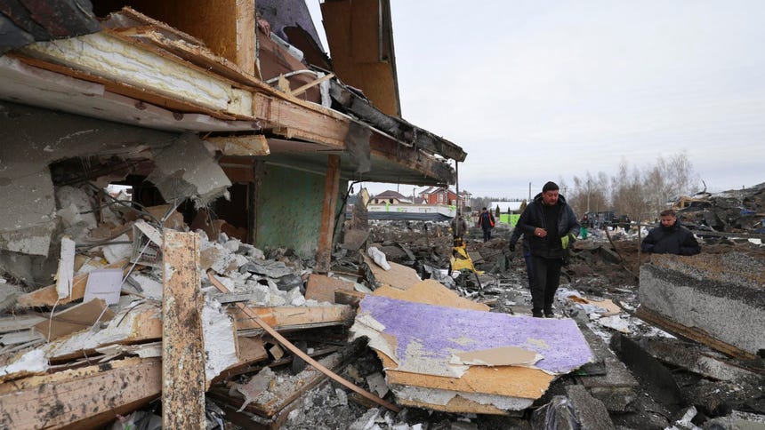 Cuatro aeropuertos de Moscú restringen vuelos tras el derribo de al menos siete drones rumbo a la capital. 