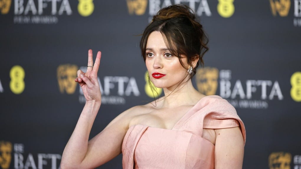 La actriz <strong data-start=140 data-end=181>Aimee Lou Wood</strong>, una de las presentadoras de esta edición, llegó lista para dar inicio a una nueva noche de los <strong data-start=278 data-end=319>BAFTA</strong>.