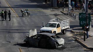 México: Crimen organizado bloquea vías en Jalisco y Michoacán en respuesta a operativo del Ejército