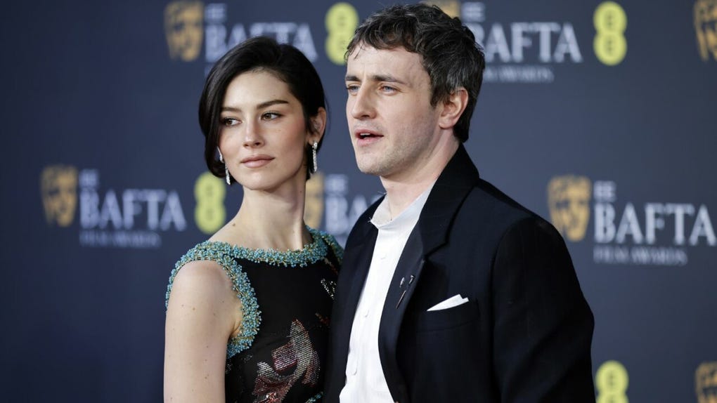 <strong data-start=511 data-end=552>Paul Mescal</strong>, candidato a Mejor Actor de Reparto por Hamnet, desfiló por la alfombra roja acompañado de su pareja, la cantante <strong data-start=669 data-end=710>Gracie Abrams</strong>.