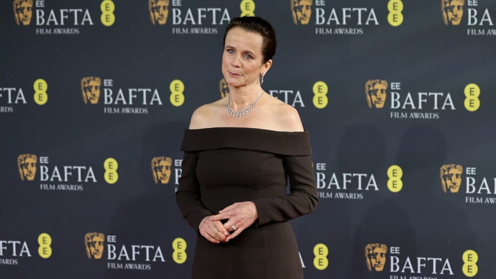 <strong data-start=1386 data-end=1427>Emily Watson</strong>, nominada a Mejor Actriz de Reparto por Hamnet, hizo su aparición con un look sobrio que captó la atención de las cámaras.