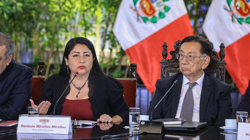 El presidente José Balcázar, junto a la ministra de Economía, Denisse Miralles sostuvo reunión de trabajo con gobernadores regionales y alcaldes involucrados en el proyecto de la Nueva Carretera Central 