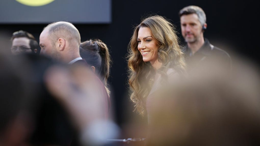 <strong data-start=3903 data-end=3946>William </strong>y<strong data-start=3903 data-end=3946> Kate Midd, leton</strong><strong data-start=3903 data-end=3946>príncipes de Gales</strong>, hicieron una aparición especial en la gala, reafirmando su vínculo con la Academia Británica.