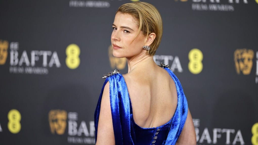 <strong data-start=4390 data-end=4433>Jessie Buckley</strong>, nominada a Mejor Actriz por Hamnet, se unió a la lista de grandes figuras que brillaron en la alfombra roja.