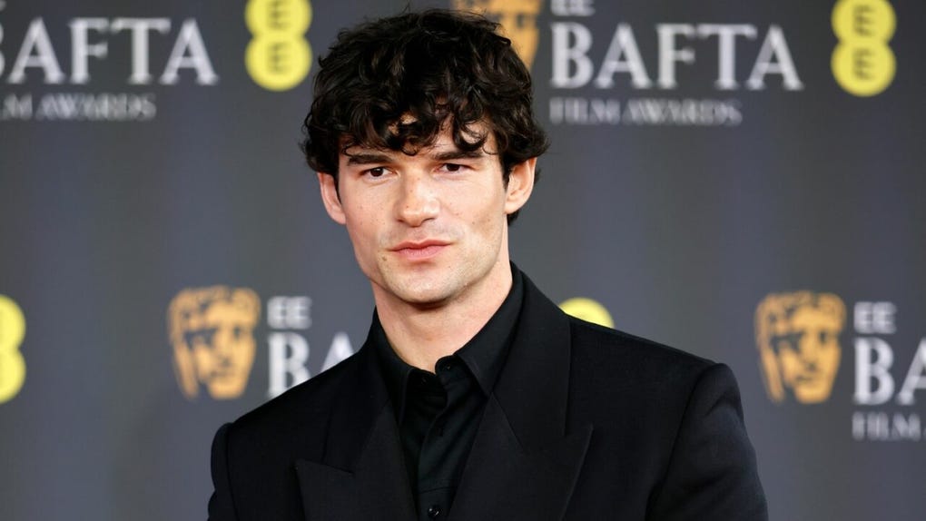 <strong data-start=781 data-end=822>Paul Forman</strong>, conocido por la serie Emily en París, se sumó al desfile de estrellas en la alfombra roja de los BAFTA.