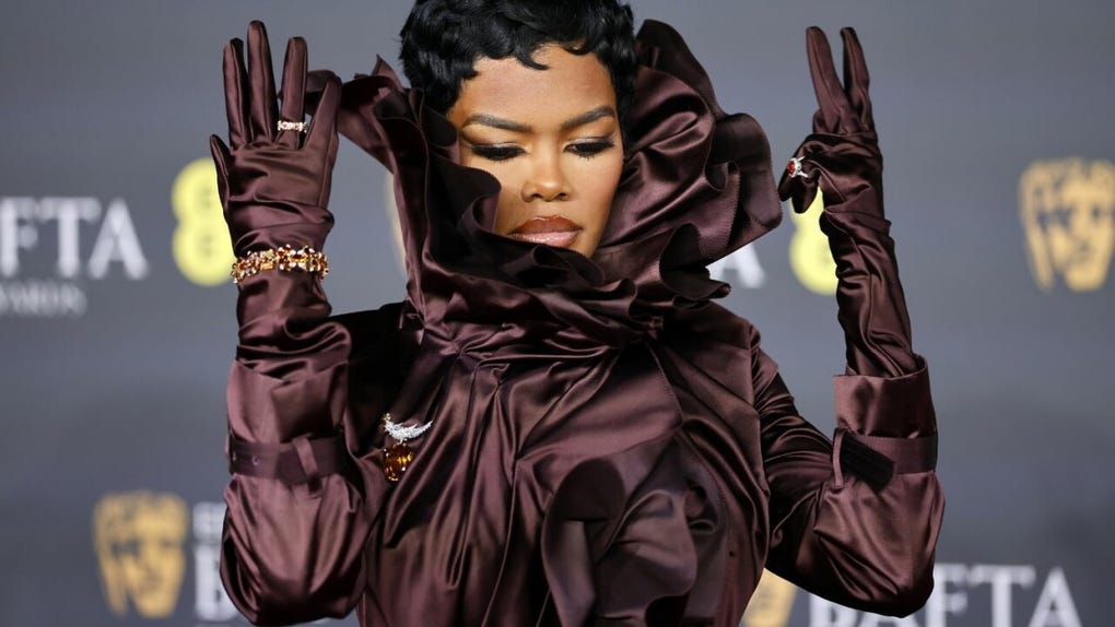 La cantante y actriz <strong data-start=1889 data-end=1932>Teyana Taylor</strong>, nominada a Mejor Actriz de Reparto por Una batalla tras otra, desfiló con un estilismo audaz en la alfombra roja.