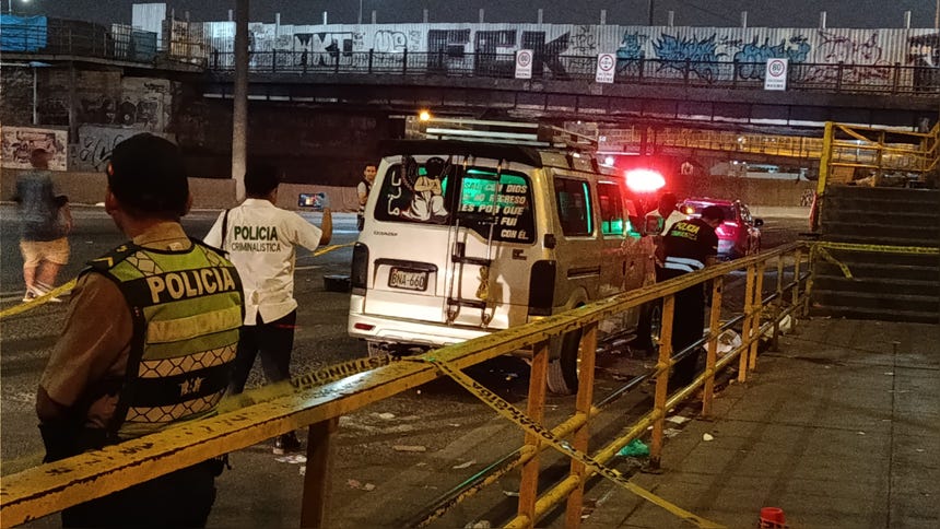 Según testigos del hecho, el ataque ocurrió delante de los pasajeros que se encontraban dentro de la minivan.