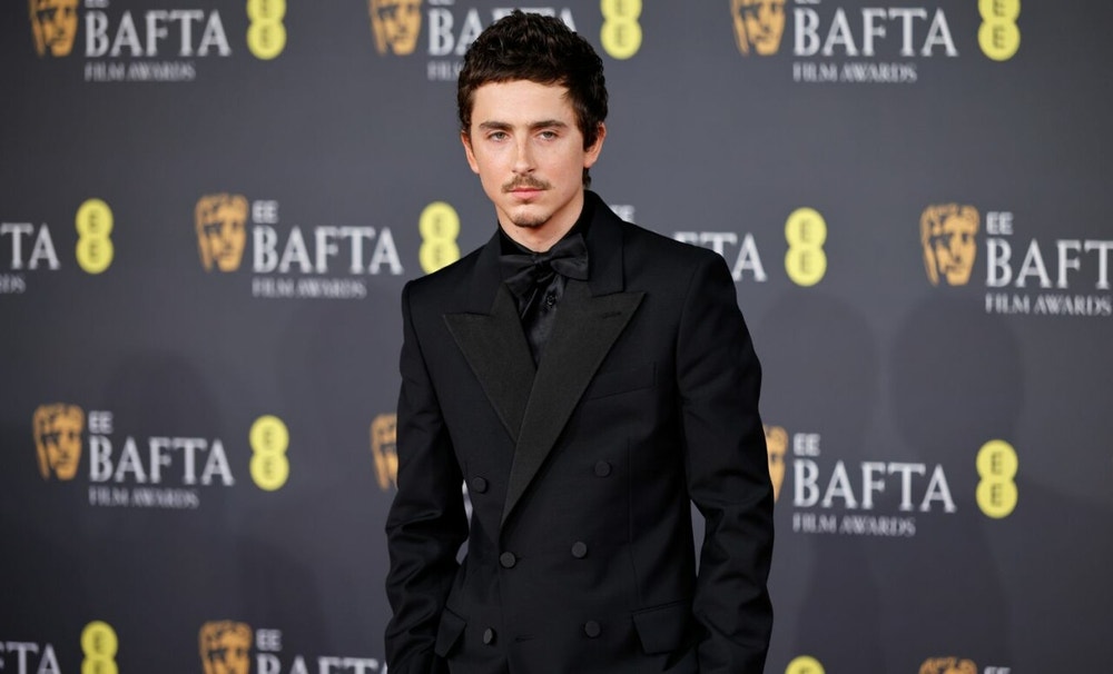 Timothée Chalamet, candidato a Mejor Actor por Marty Supremo, fue uno de los más ovacionados durante su paso por la alfombra roja londinense.