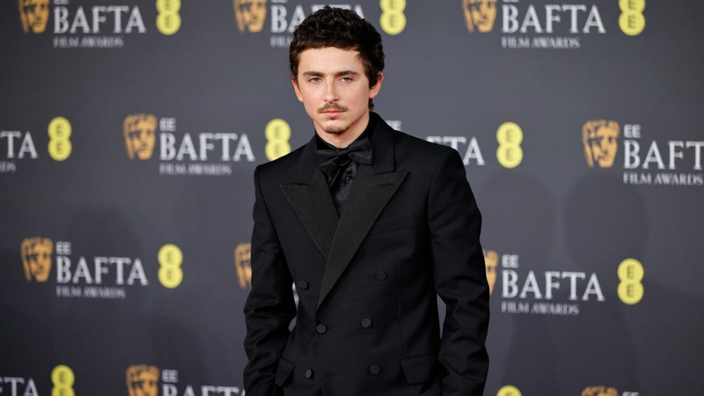 <strong data-start=424 data-end=465>Timothée Chalamet</strong>, candidato a Mejor Actor por Marty Supremo, fue uno de los más ovacionados durante su paso por la alfombra roja londinense.