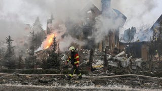 Rusia lanza bombardeos en Ucrania en vísperas del cuarto aniversario de la invasión