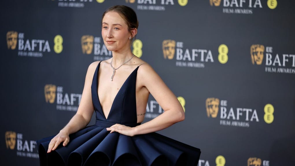 La actriz británica <strong data-start=2679 data-end=2722>Erin Doherty</strong>, conocida por The Crown, dijo presente en la gala del cine británico.