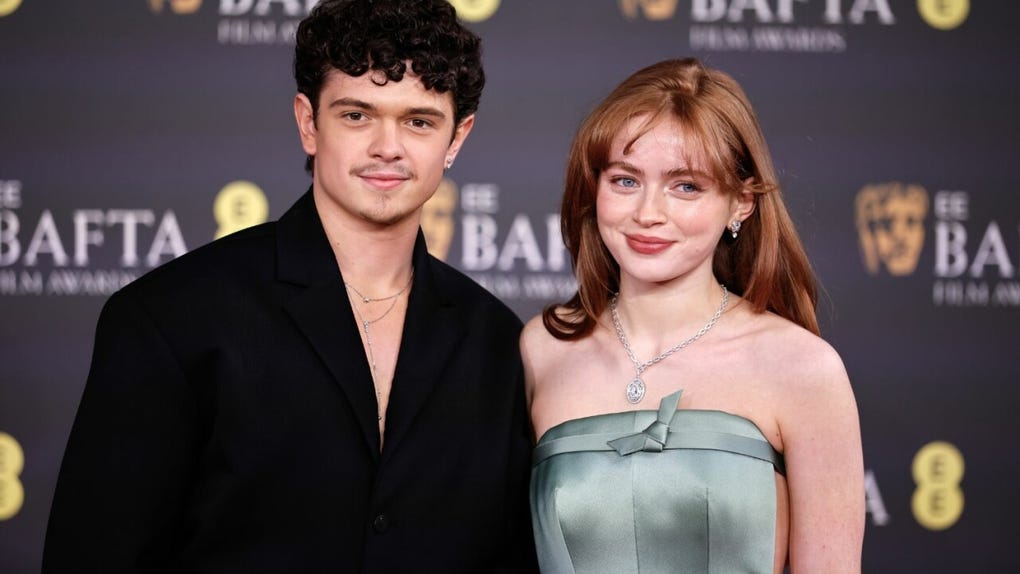 Los actores <strong data-start=3283 data-end=3326>Noah Jupe</strong> y <strong data-start=3329 data-end=3372>Sadie Sink</strong>, presentadores en esta edición, llegaron listos para subir al escenario.