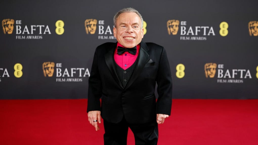 Con su característico carisma, <strong data-start=2992 data-end=3035>Warwick Davis</strong>, recordado por Willow y la saga Harry Potter, saludó a los fans en la alfombra roja.