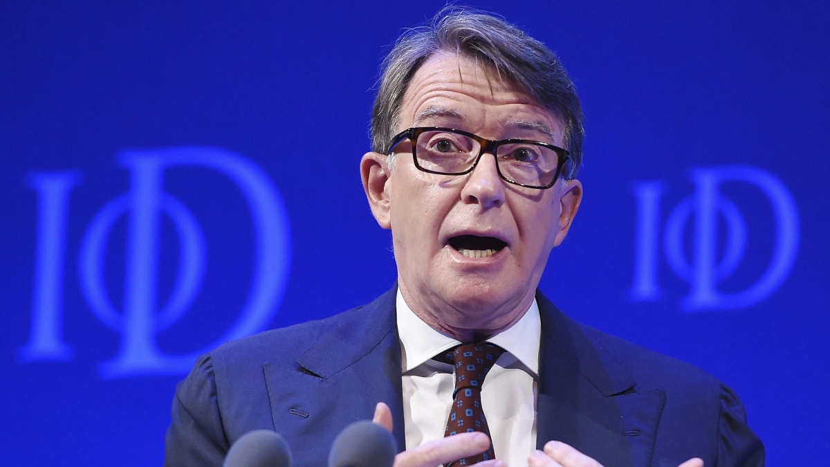 Exembajador británico Peter Mandelson, detenido ante investigación por sus lazos con el pederasta Jeffrey Epstein