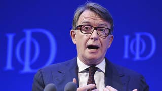 Exembajador británico Peter Mandelson, detenido ante investigación por sus lazos con el pederasta Jeffrey Epstein